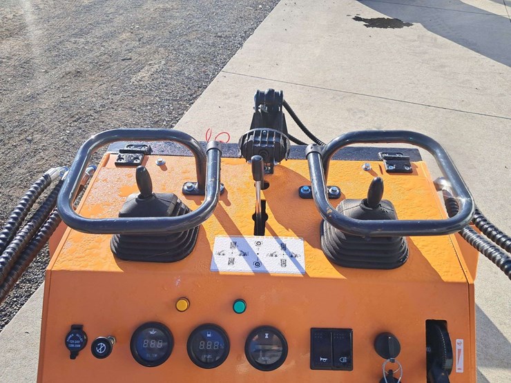 2025-landhero-mini-stand-on-skid-loader-image-8