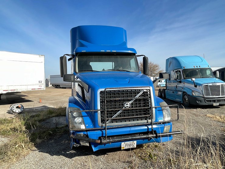 #202-•-2015-volvo-semi-tractor-(has-wi-title)-(denmark,-wi)-image-8