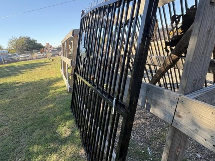 #115-•-pair-of-lion-iron-gates-image-2