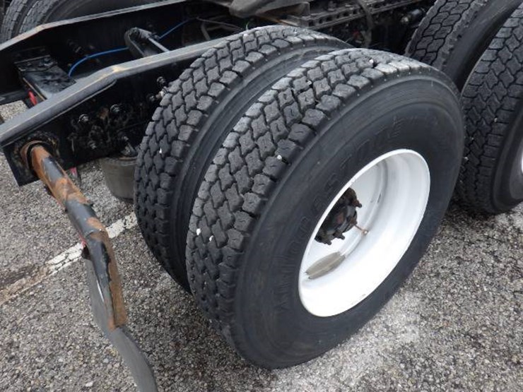 2018-freightliner-cascadia-126-image-8