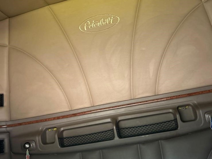 peterbilt-384-image-40