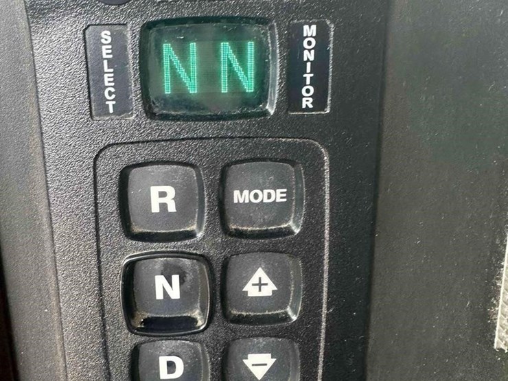 2017-mack-granite-gu713-image-34