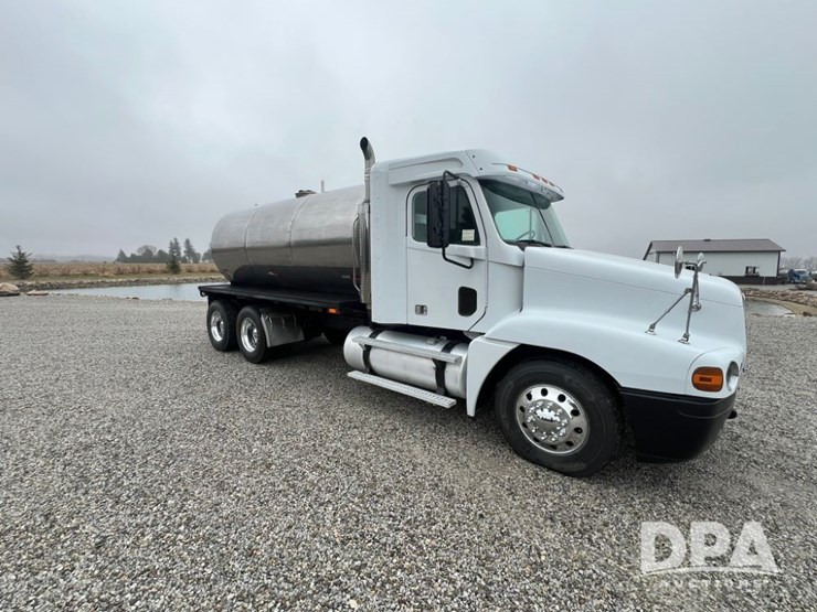 1999-freightliner-flc120-image-13