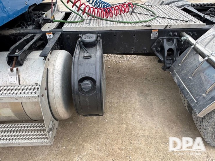 peterbilt-579-image-24