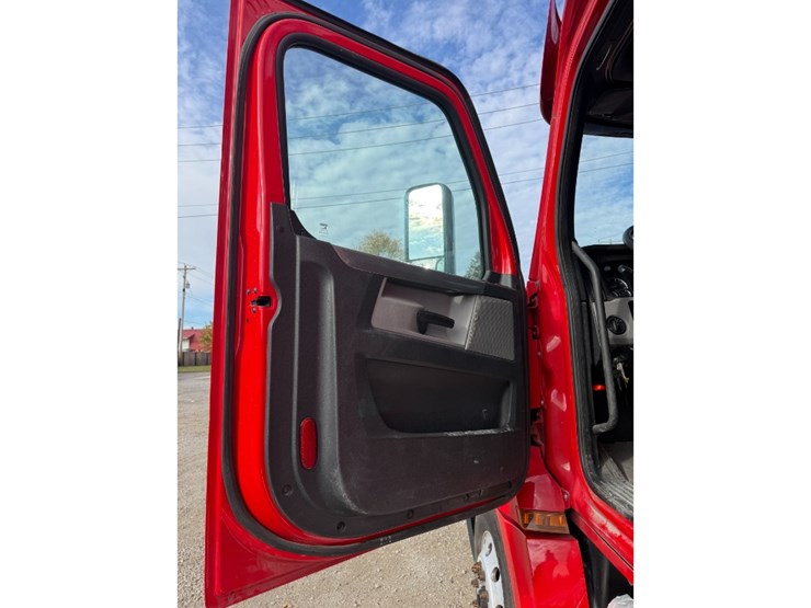 2019-freightliner-cascadia-126-image-19