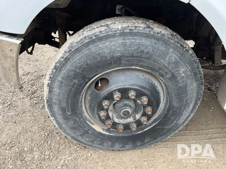 2001-peterbilt-330-image-13