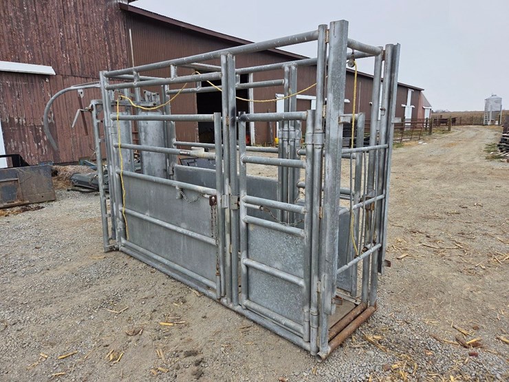 cattle-chute-w/-palpation-cage-image-9