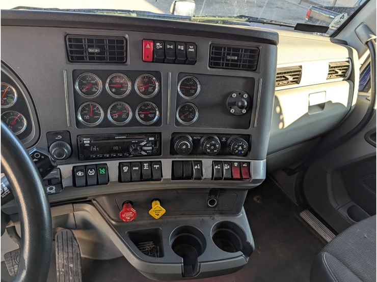2020-kenworth-t680-image-28