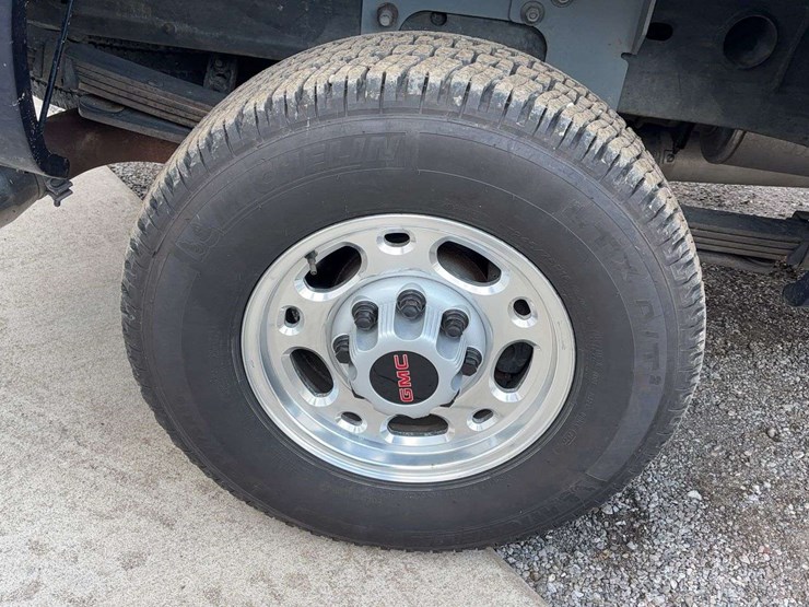 2006-gmc-2500-image-12