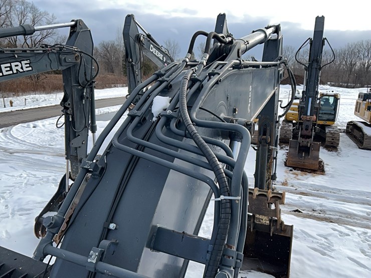 2017-deere-245g-lc-image-25