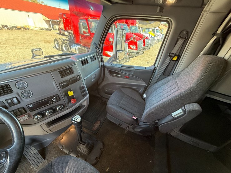 2015-peterbilt-579-image-19