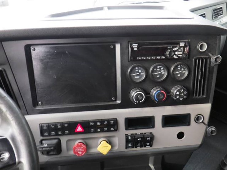 2020-freightliner-cascadia-126-image-19