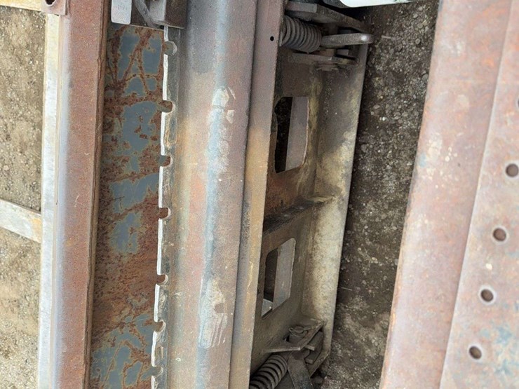 new-holland-l783-image-17