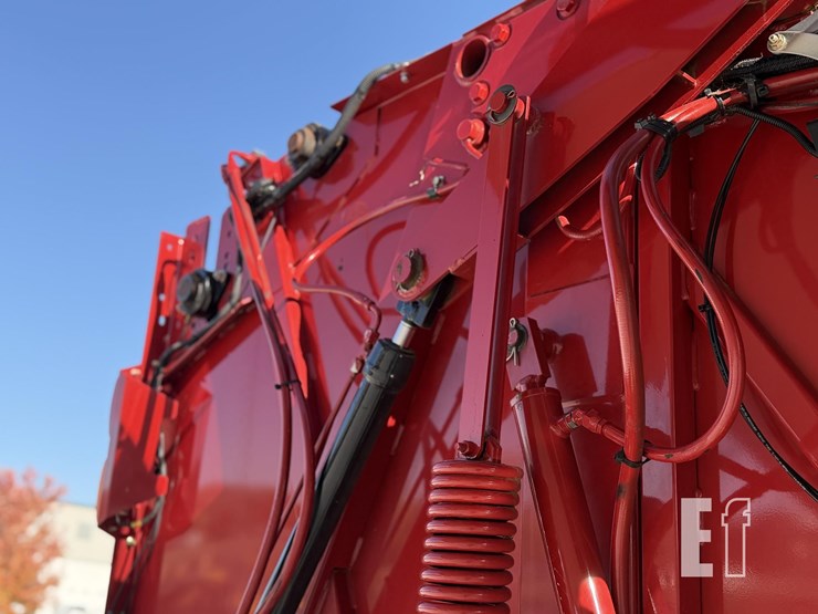 new-holland-roll-belt-560-image-27