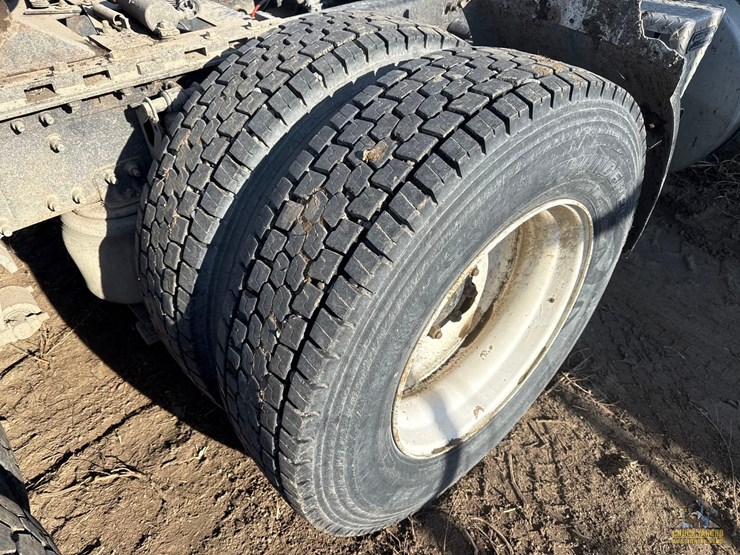 2001-volvo-vnm-semi-truck-image-13