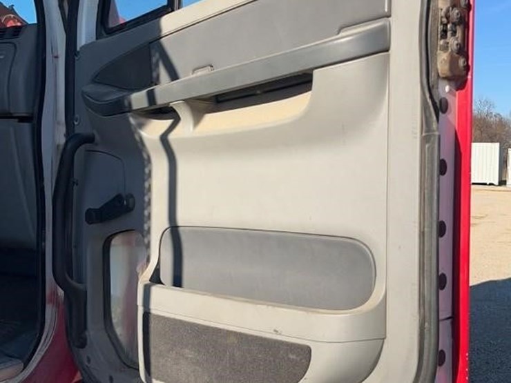 2004-freightliner-columbia-120-image-22