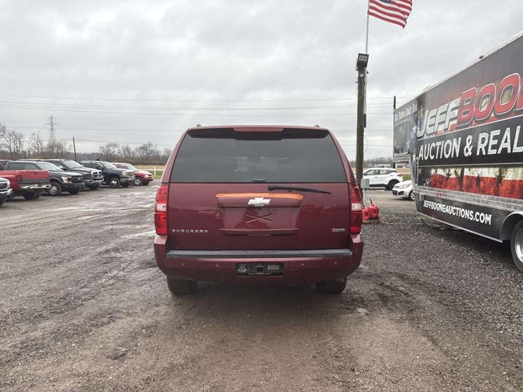 2008-chevrolet-suburban-image-3