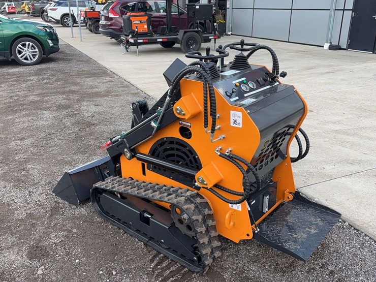 landhero-mini-stand-on-skid-loader-image-4