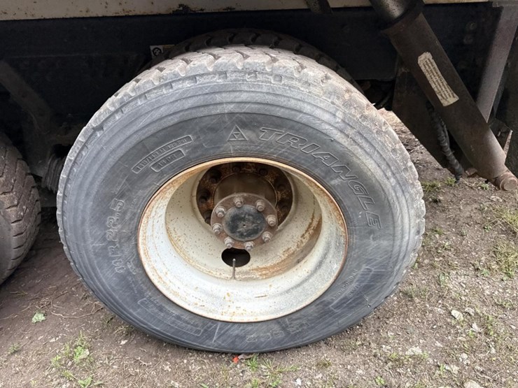 2005-peterbilt-320-image-62