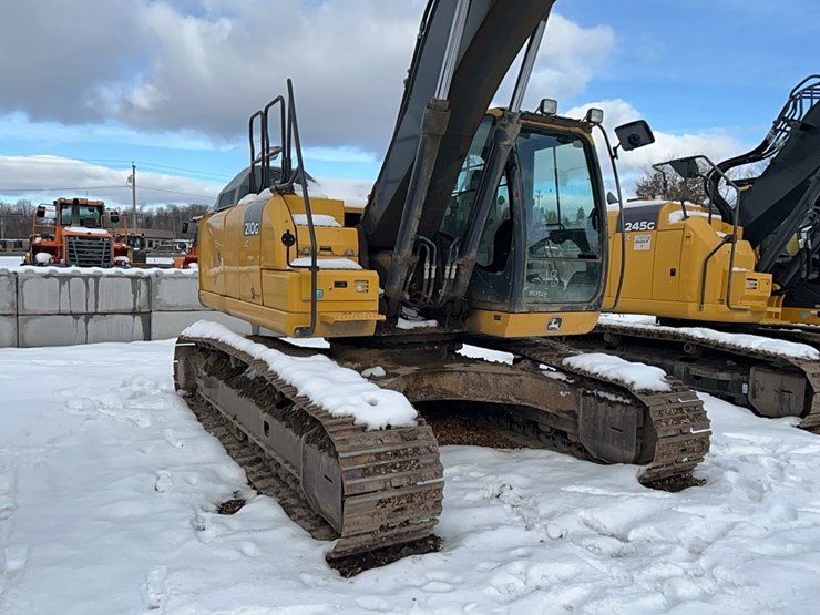 2016-deere-210g-image-19