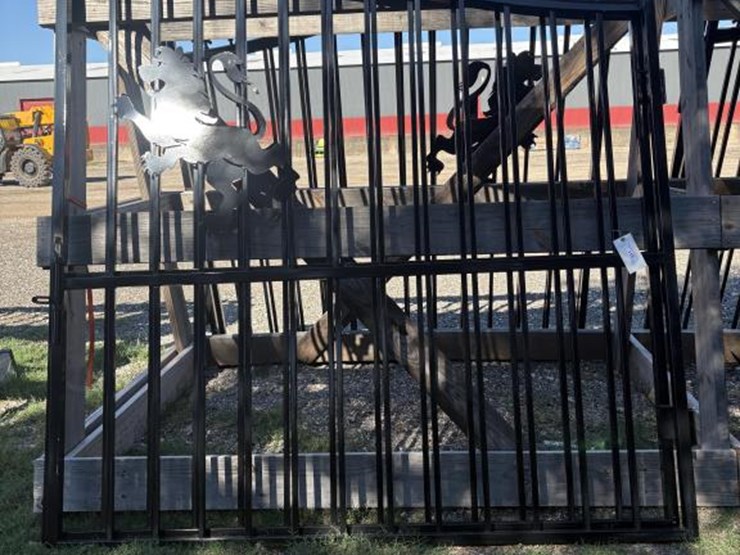 #115-•-pair-of-lion-iron-gates-image-1