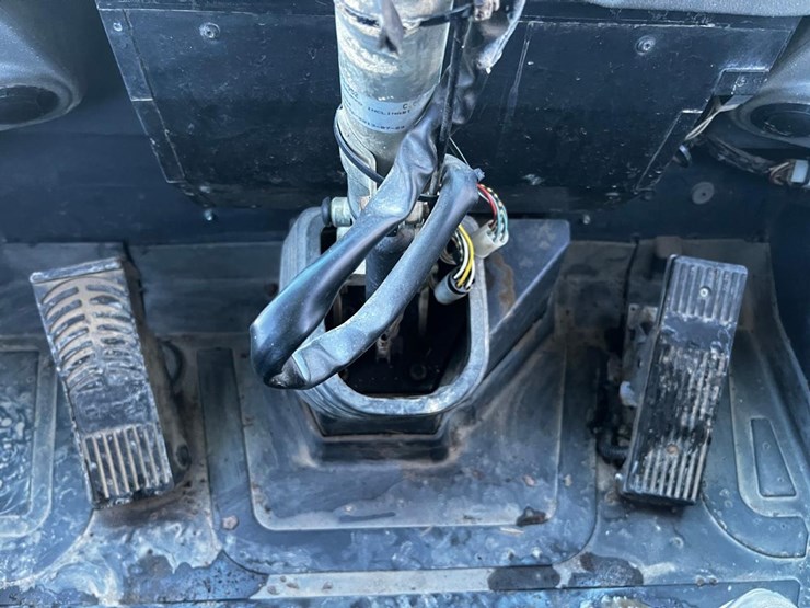 2011-deere-204k-image-29