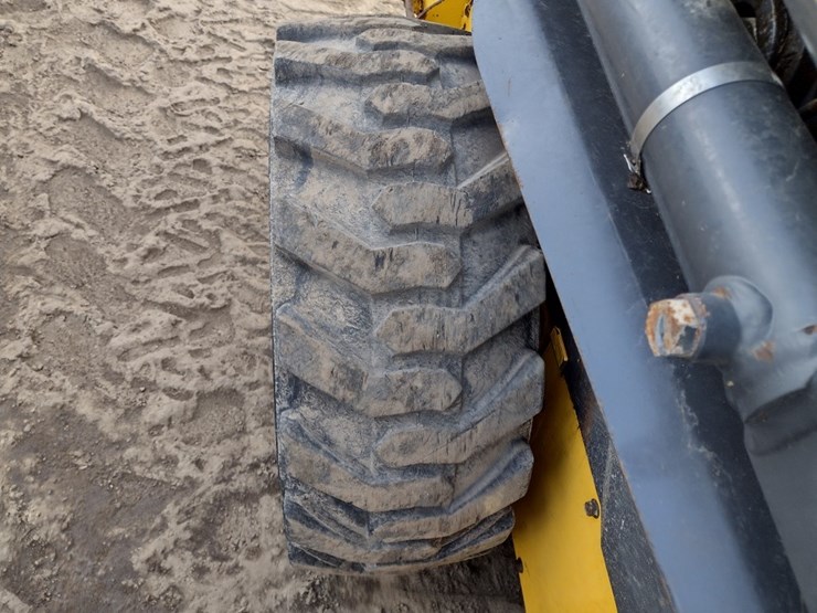 new-holland-l175-image-22