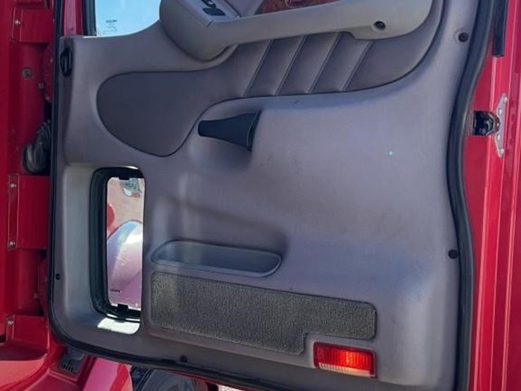 2012-peterbilt-587-image-28