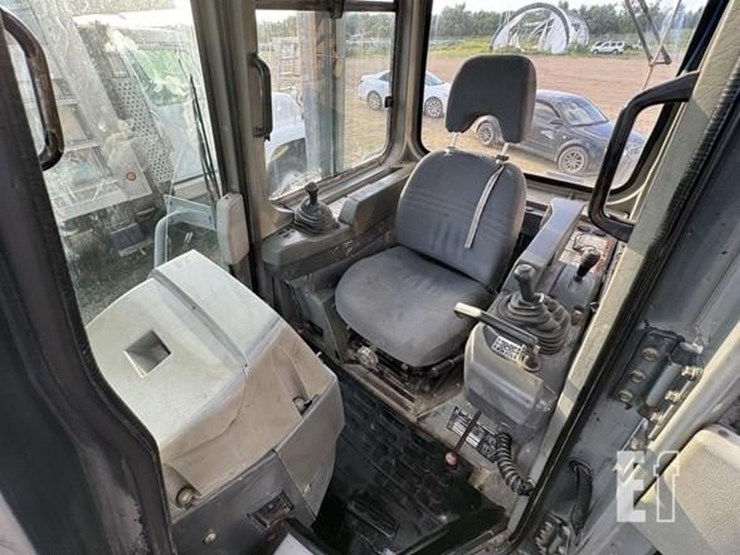 komatsu-d65ex-12-image-13