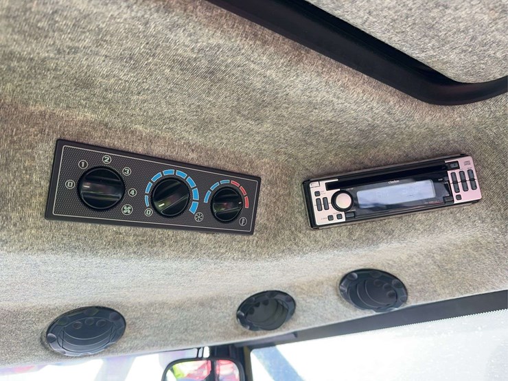 2005-massey-ferguson-6465-image-32