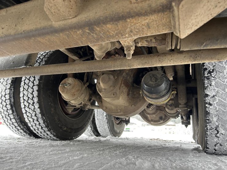 #1042-•-2000-volvo-quad-axle-dump-truck-image-31