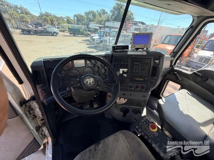 2011-mack-gu812-garbage-truck-image-16