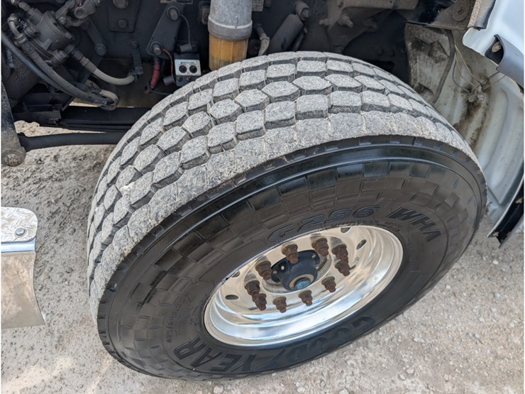 peterbilt-365-image-25