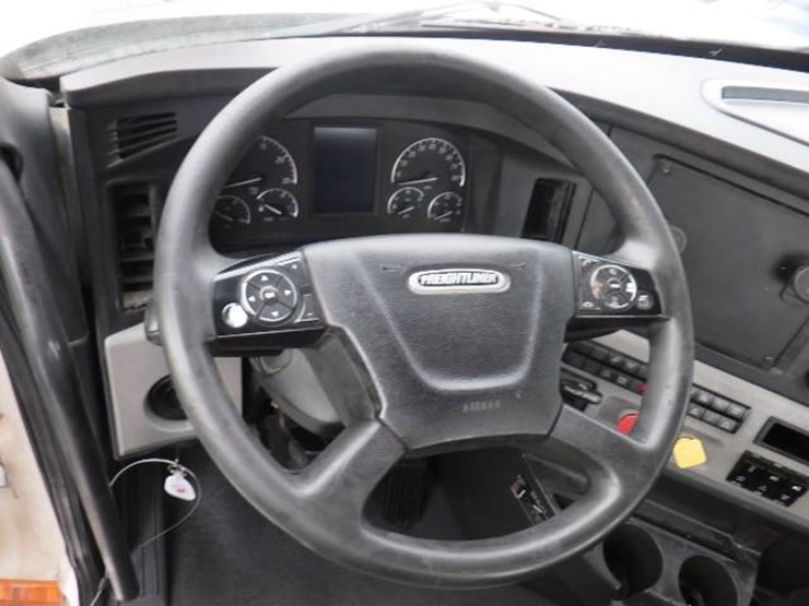 freightliner-cascadia-126-image-14