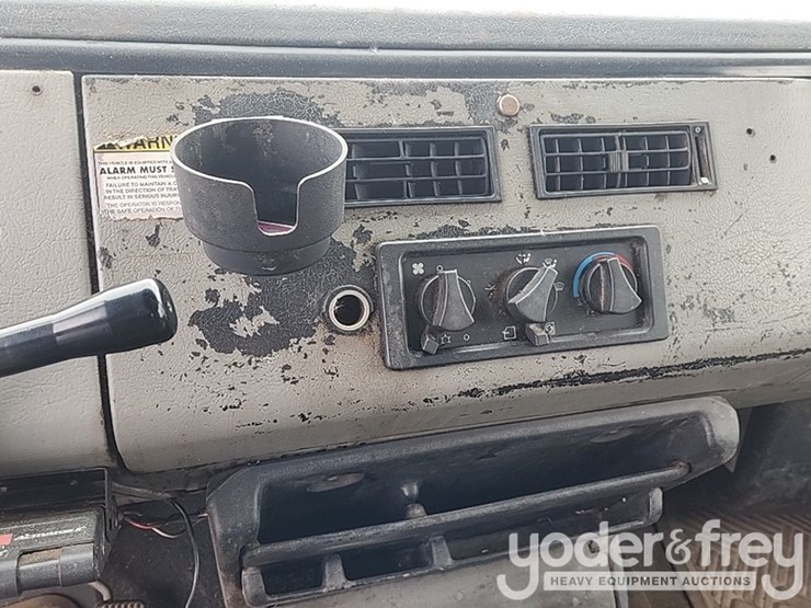 2001-freightliner-fl60-image-17