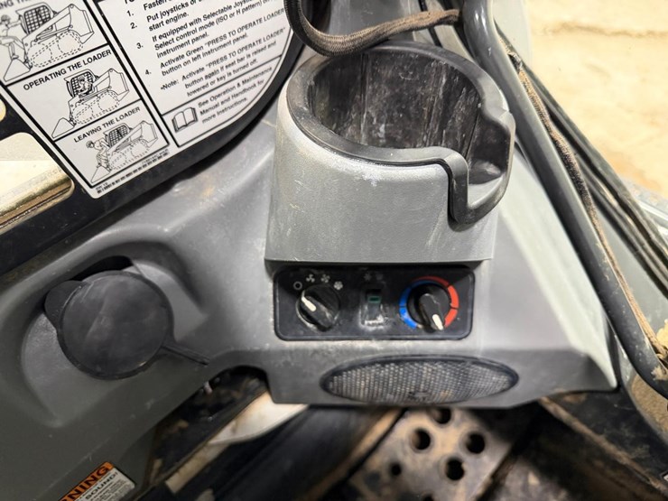 2022-bobcat-t740-image-25