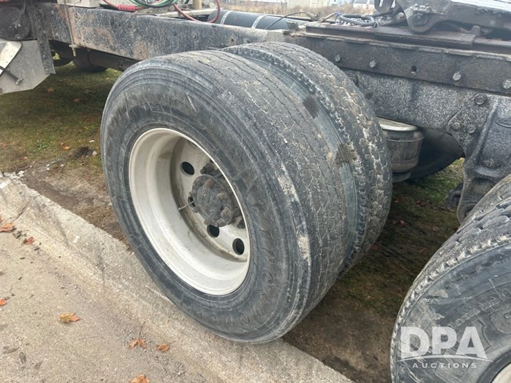 1999-peterbilt-379-image-17