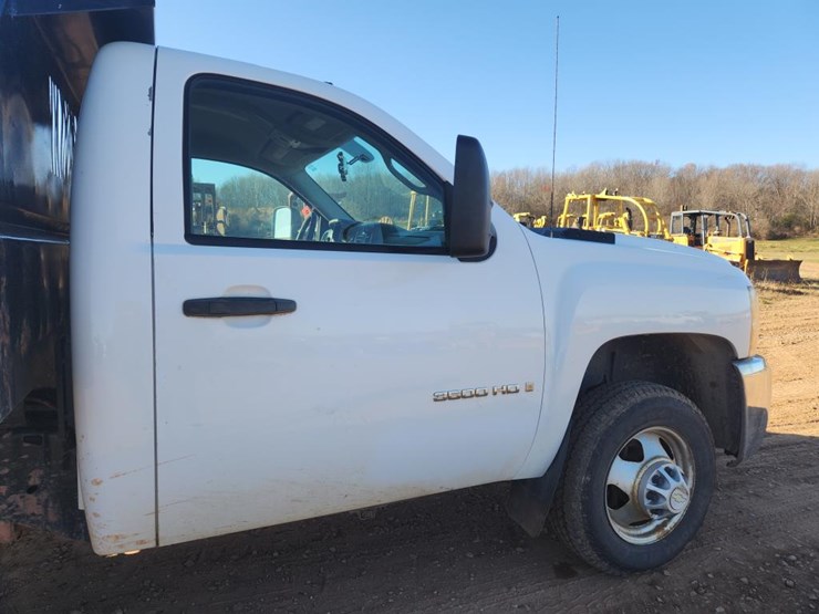 2009-chevrolet-3500-image-15