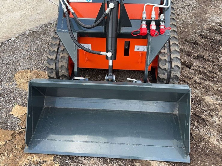 landhero-mini-stand-on-skid-loader-image-7