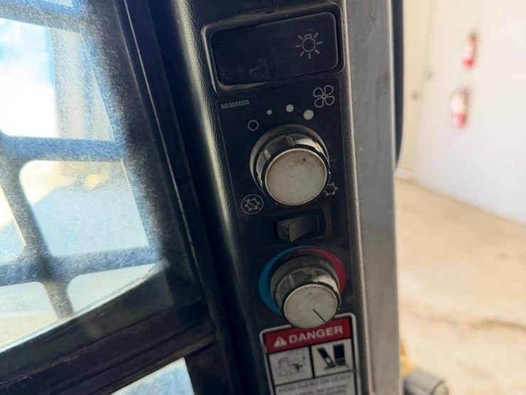 2015-gehl-v270-image-26