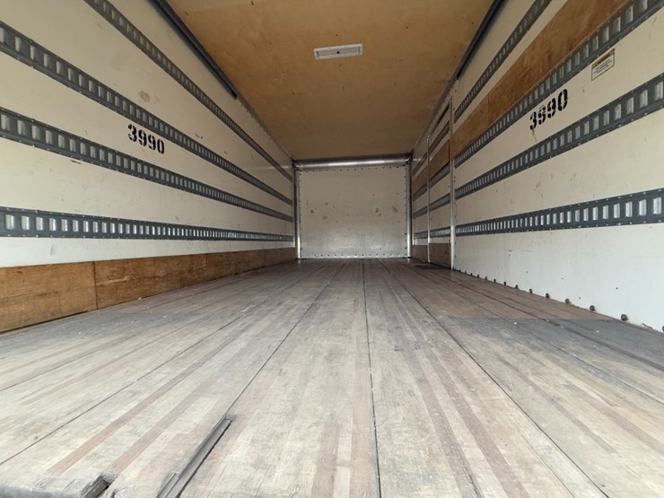 2018-freightliner-m2-106-image-10