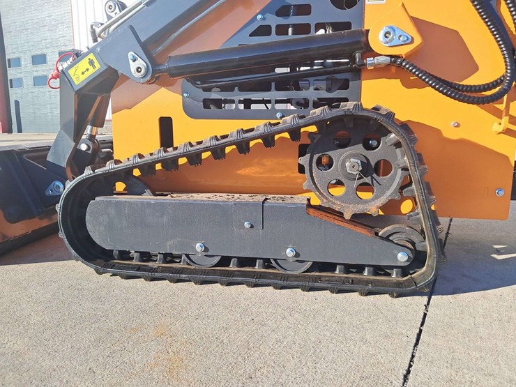 2025-landhero-mini-stand-on-skid-loader-image-5