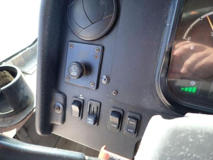 2013-freightliner-mt55-image-19