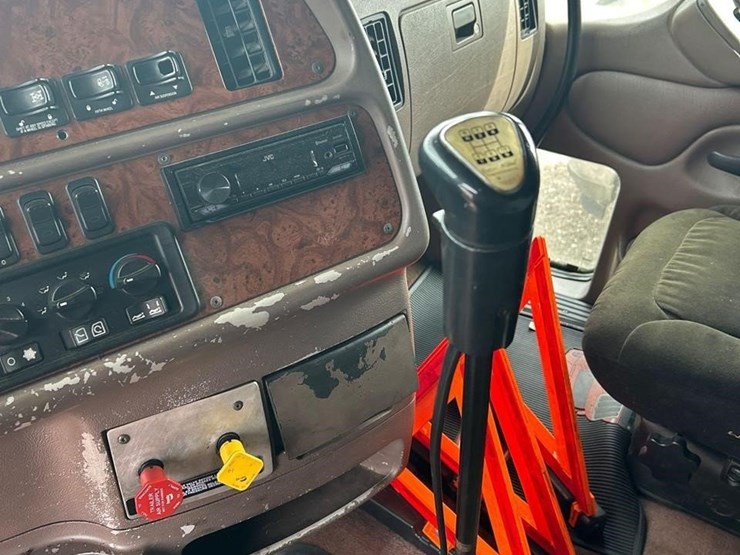 peterbilt-384-image-33