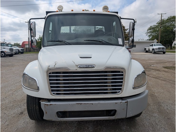 2014-freightliner-m2-106-image-2