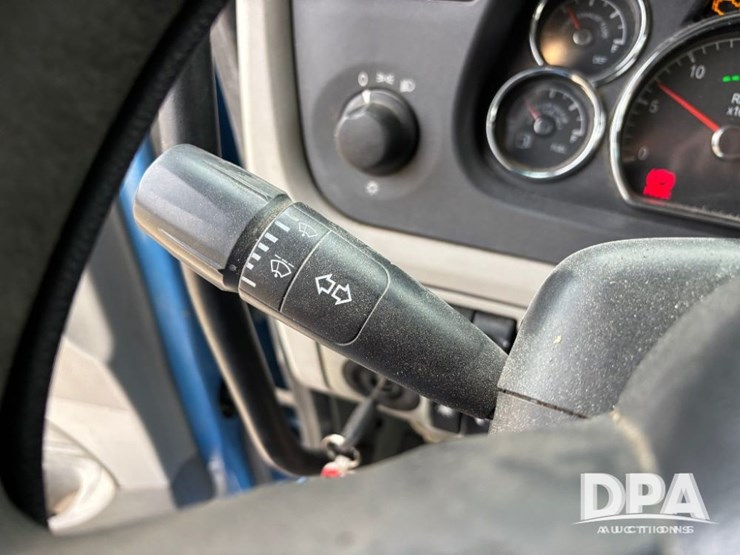 peterbilt-579-image-76