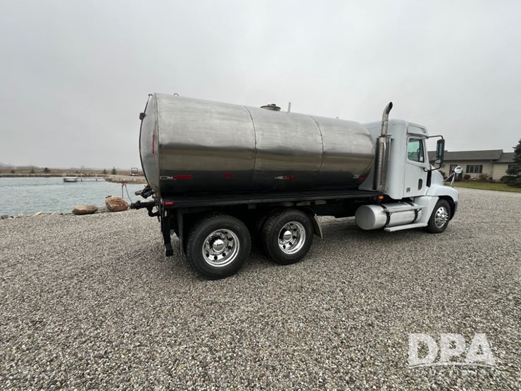 1999-freightliner-flc120-image-10