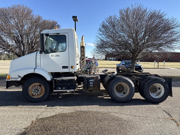 #1994-•-1999-volvo-day-cab-truck-tractor-image-2
