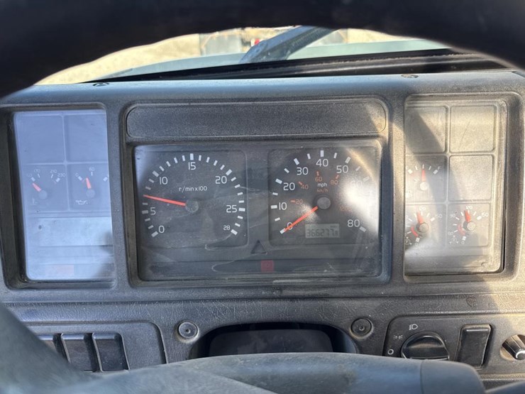 #1994-•-1999-volvo-day-cab-truck-tractor-image-50