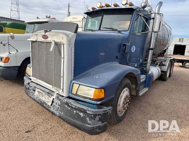 peterbilt-377-image-2